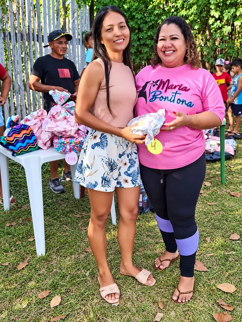 Entrega de presente a uma mãe durante a celebração ao ar livre