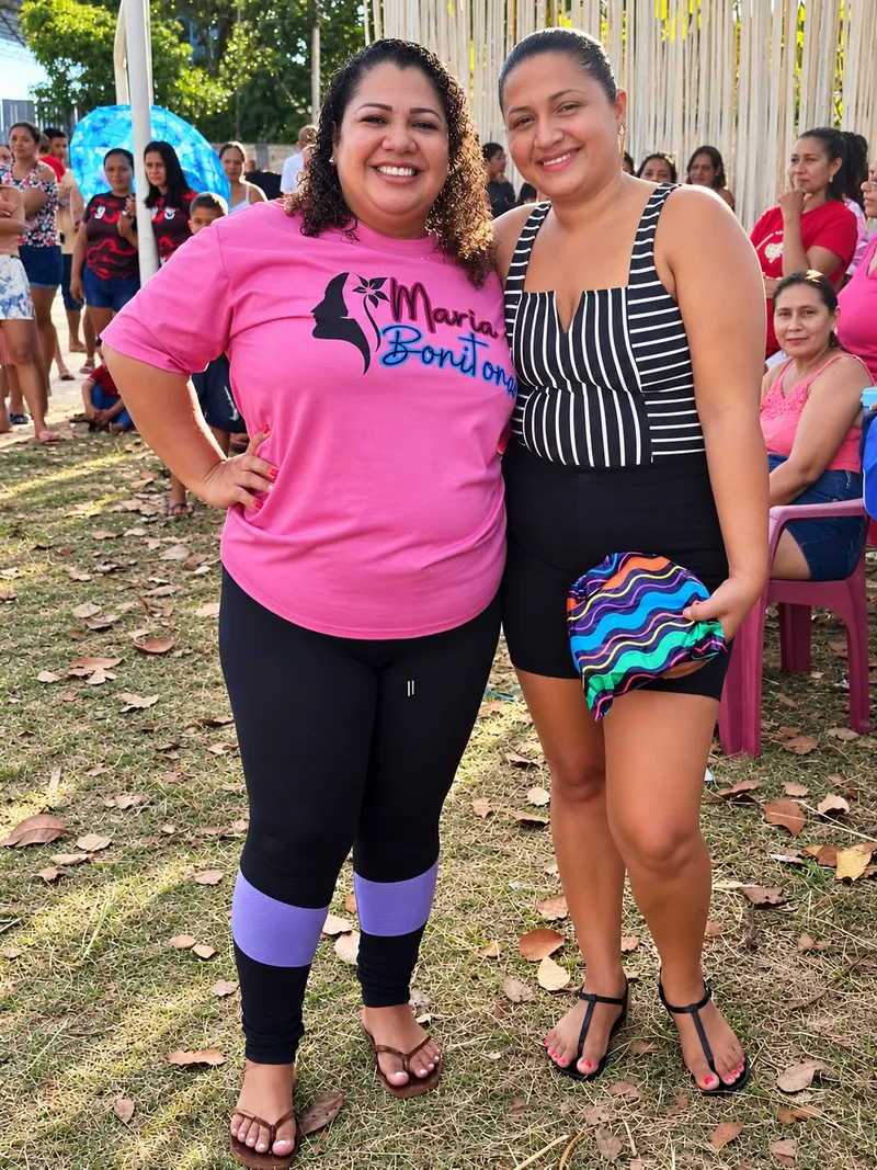 Duas mulheres sorrindo na celebração do Dia das Mães