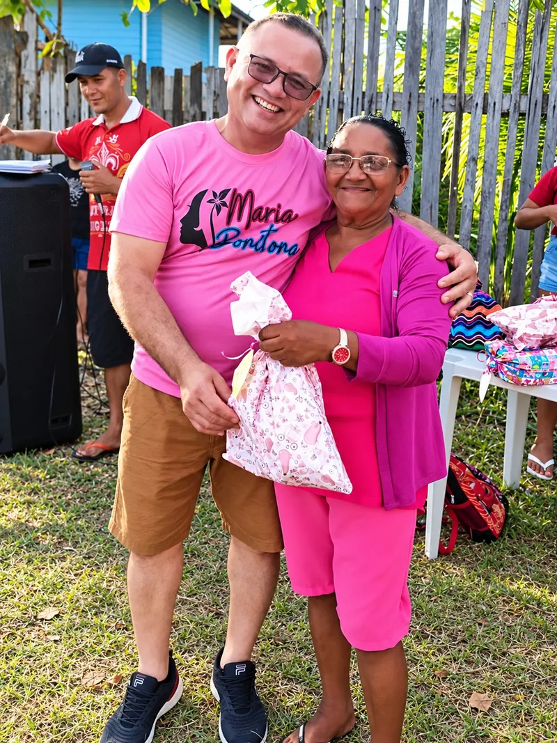 Voluntário entregando um presente a uma mulher no Dia das Mães