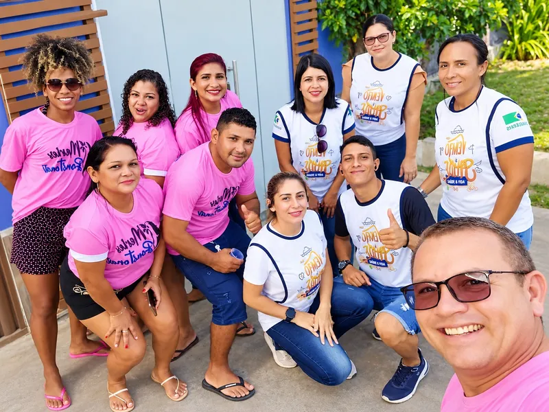 Equipe e voluntários reunidos com camisetas do Instituto