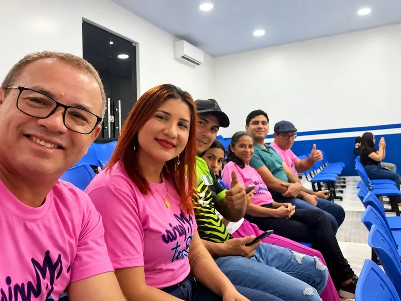Público sentado acompanhando um evento na sede do Instituto