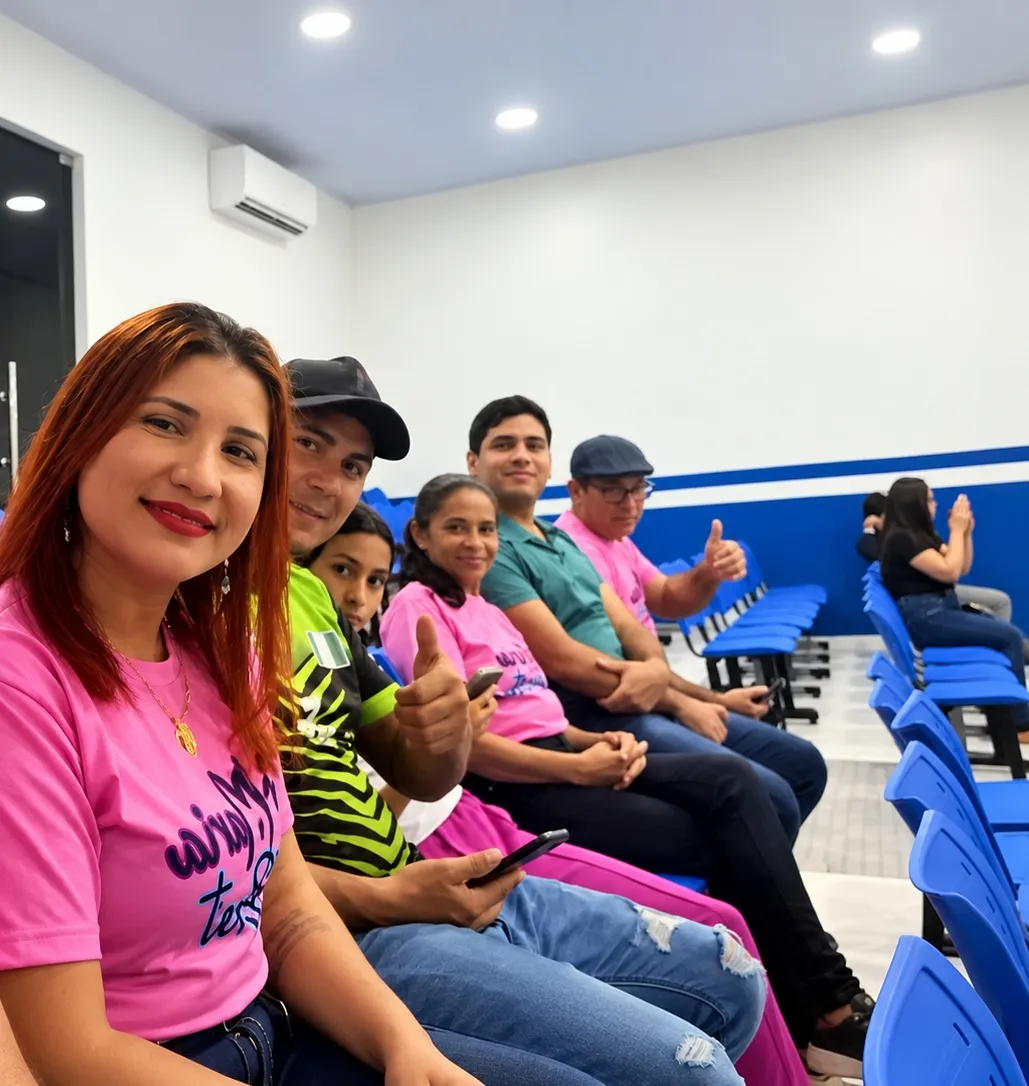 Participantes reunidos em atividade na sala da sede do Instituto