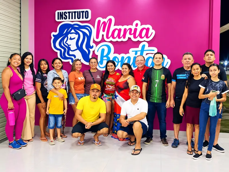 Comunidade reunida à noite diante da parede com o logo do Instituto