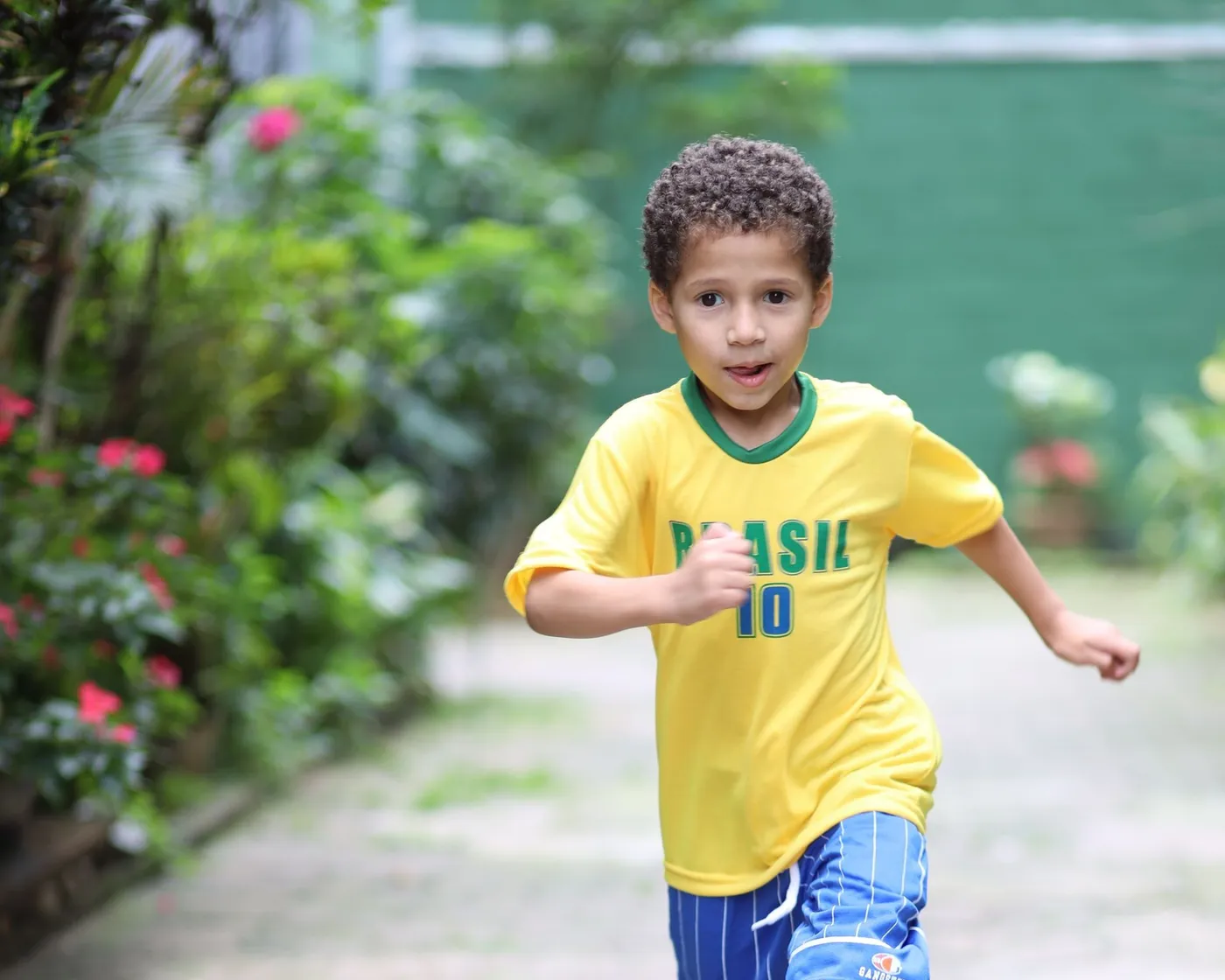 Crianças praticando esporte em um dos projetos do Instituto